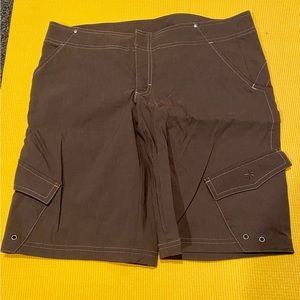 Athleta Shorts 🩳 grayish/ brown size 8 nylon. Lots of pockets